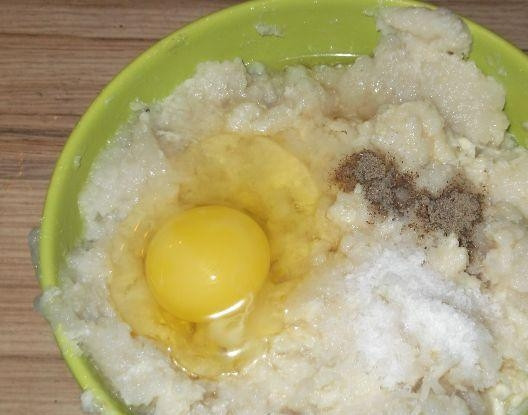 1. Этап. Котлеты из фарша минтая: 5. Теперь в фарш можно вбить 1 среднее яйцо, добавить по вкусу соль и перец. Как следует все перемешайте до однородности.