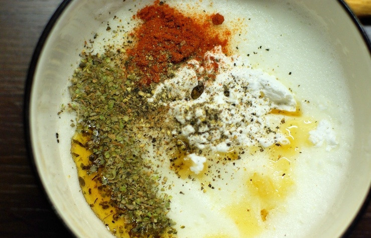 1. Этап. Куриные палочки в панировке: Добавляем все ингредиенты, кроме чили перца и лайма.