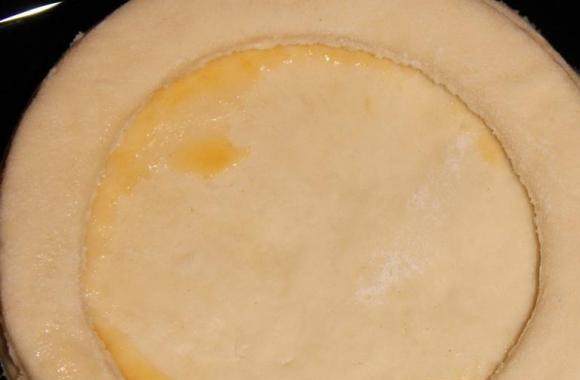 1. Этап. Волованы с креветками: Затем выкладываем на кружочек из теста кольцо, смазываем его желтком и выкладываем еще одно кольцо. Следите, чтобы края деталей совпадали.