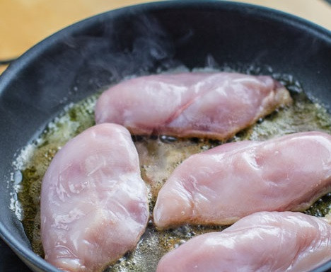 1. Этап. Курица в сметане с луком: Выложите на сковородку куриные грудки, включите средний огонь и оставьте жариться около 10 минут на одной стороне. Таким же образом обжариваются и другие части курицы.