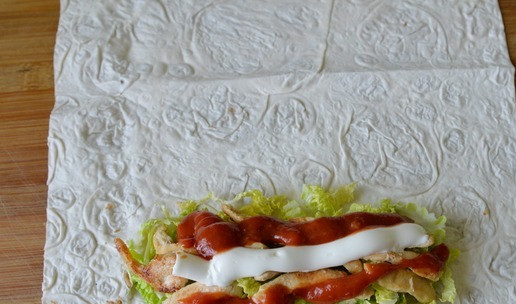 1. Этап. Завертон с индейкой и маринованными овощами: На индейку наносим полоски майонеза и кетчупа.