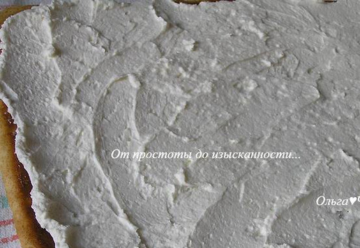 1. Этап. Рулет на сгущёнке с миндалём: Остывший бисквит аккуратно разверните, смажьте кремом (часть оставьте для украшения).