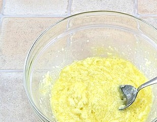 1. Этап. Рыба по-английски: Просеять муку, смешать с содой и солью. Постепенно ввести холодное пиво и вымесить кляр. Накрыть и оставить на полчаса.