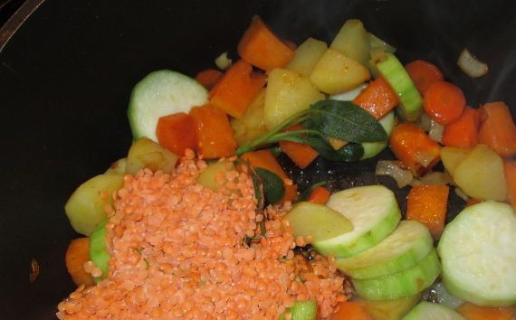 1. Этап. Суп-пюре из тыквы диетический: Потом добавьте в казан чечевицу, а травы достаньте.