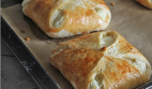 1. Этап. Венгерская ватрушка с грушей: Готовые ватрушки вынуть из духовки.