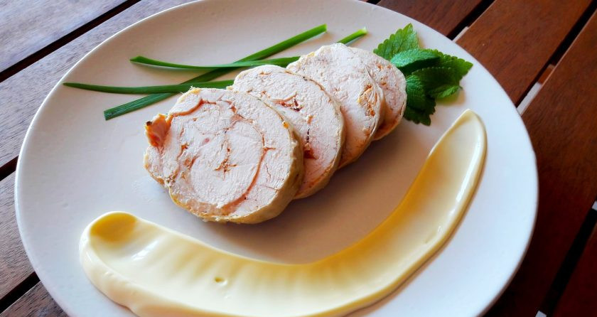 1. Этап. Мясной рулет из курицы: 4. После того, как мясо сварилось, дайте ему остыть и отправьте в холодильник до утра. Утром достаньте рулет, снимите марлю и нарежьте ломтиками. Приятного аппетита!