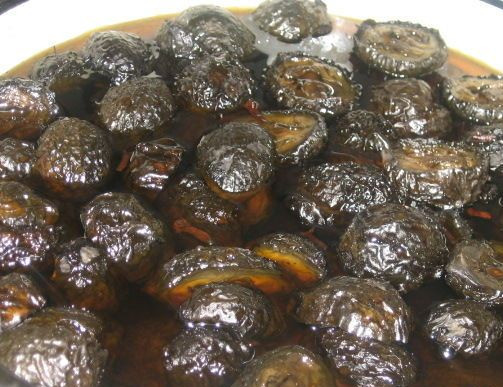 1. Этап. Варенье из зеленых грецких орехов: 7. Таких пятиминуных кипячений нужно сделать до 5 раз. Тем временем готовим наши банки, после чего разливаем варенье и закатываем.