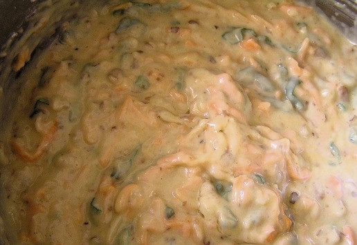 1. Этап. Мятный морковный пирог с грецкими орехами: Хорошо перемешайте.