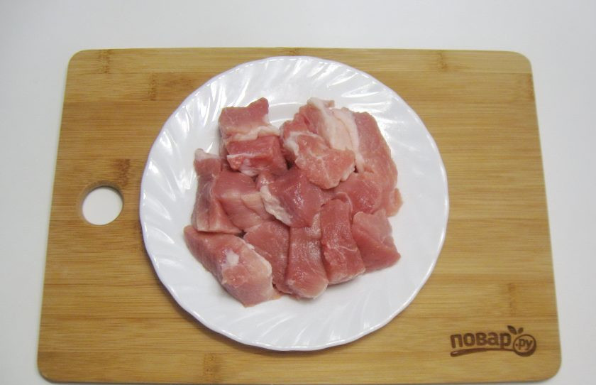 1. Этап. Басма в казане: Мясо помойте и порежьте кусочками.