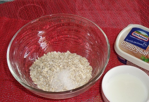 1. Этап. Шоколадный овсяноблин с бананом: Молоко подогреваем в микроволновой печи. В миску насыпаем овсяные хлопья. Добавляем щепотку соли и сахара. Затем хлопья заливаем горячим молоком и перемешиваем.