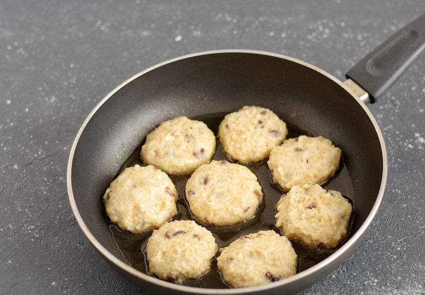 1. Этап. Сырники из пшенки: Разогрейте сковороду на среднем огне. Обжарьте сырники по 5 минут с каждой стороны до золотистой корочки.