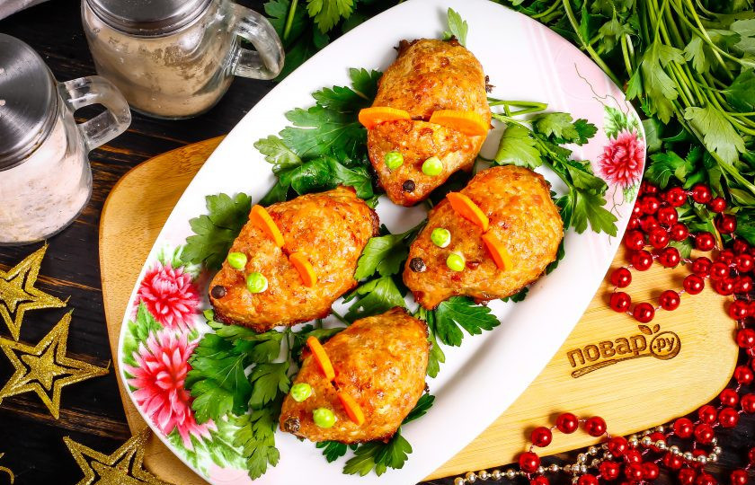 1. Этап. Котлеты Мышки: Подайте к столу котлеты теплыми с любым приготовленным гарниром или овощным салатом.