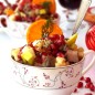 Салат из говядины с гранатом Кусок говядины посыпьте солью и перцем с двух сторон и обжарьте на гриле с двух сторон, остудите, накрыв листом фольги, нарежьте кубиками. Яблоко лучше брать зеленое или желтое сладкое или кисло-сладкое. Нарежьте его также кубиками. Гранат разберите на зёрна. Сыр нарежьте кубиками. Я использовала обычный твердый сыр (сметанковый), берите тот сыр, который вы любите. Мандарин разберите на дольки. Каждую дольку нарежьте на 2-3 части. Из зёрен граната выжмите сок. Смешайте его с соевым соусом, медом, черным перцем и оливковым маслом. Все ингредиенты салата смешивайте непосредственно перед подачей. Смешайте, заправьте салат. Подавайте порционно или в общем салатнике.
