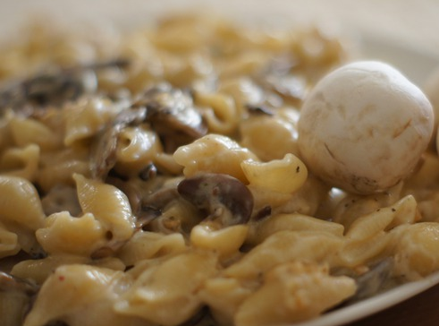 1. Этап. Шампиньоны под соусом: 3. Подаем с любимым гарниром. Готово!