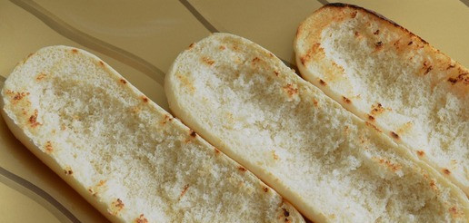 1. Этап. Хот-дог Крокодильчик: Подсушить половинки на сухой сковороде-гриль с обеих сторон.