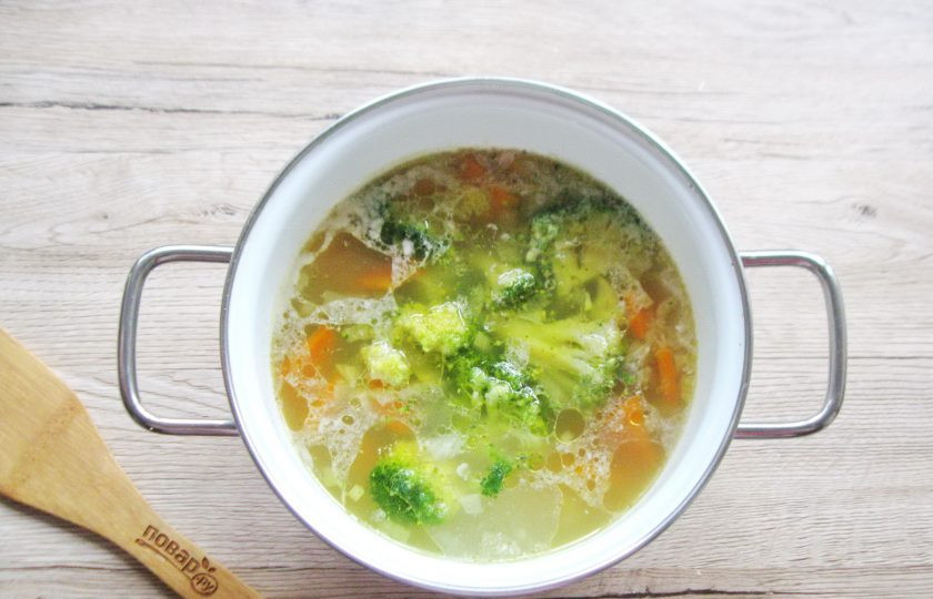 1. Этап. Сырный суп с брокколи и курицей: Брокколи ополосните и если крупные разберите на соцветия. За 5-7 минут до окончания приготовления супа выложите брокколи в кастрюлю.