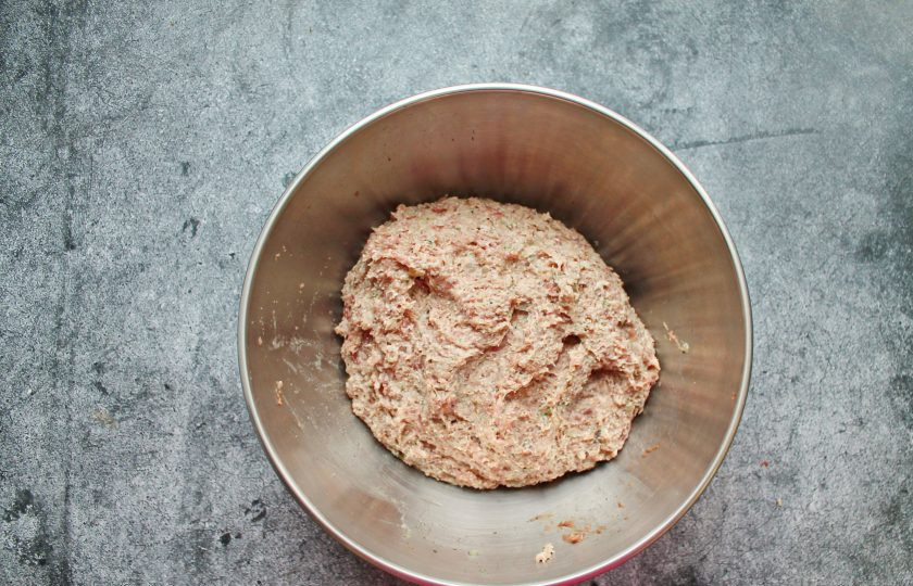 1. Этап. Котлеты из бобра: Все хорошо перемешайте и отбейте фарш до плотности. Для этого соберите фарш в руку, поднимите над миской и бросьте обратно. Делайте так раз 10-12. Уберите в холодильник на 20 минут.