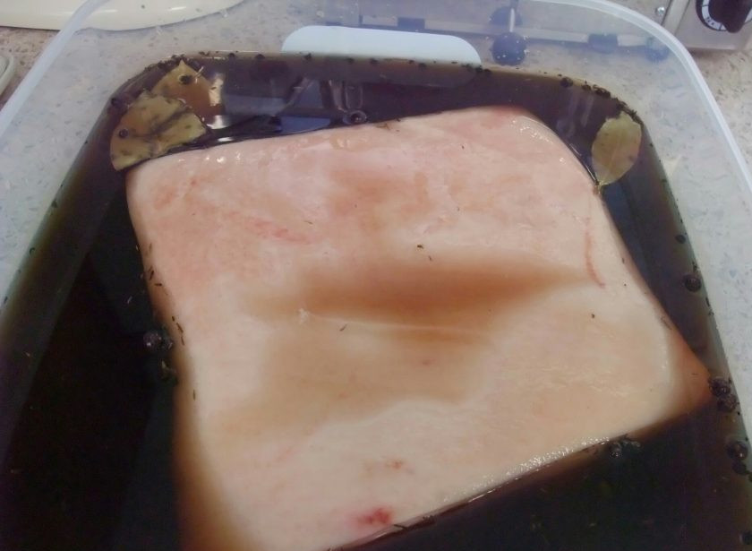 1. Этап. Засолка сала в рассоле: 3. Переложите сало в пластиковый контейнер и залейте остывшим рассолом.