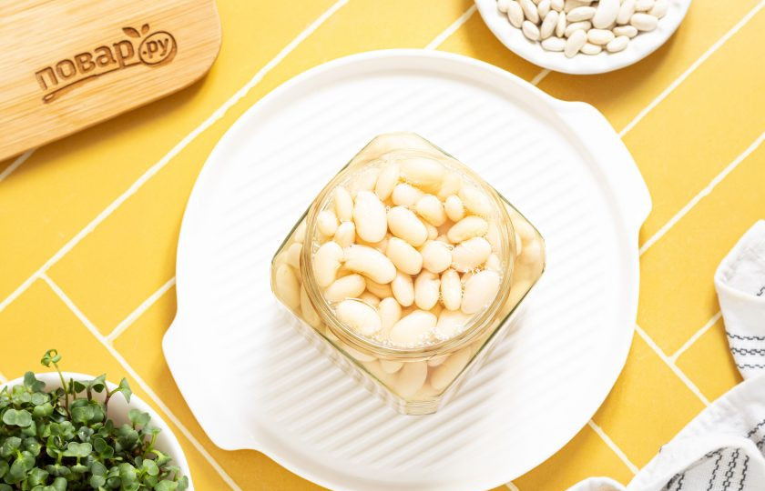 1. Этап. Фасоль белая консервированная: Влейте жидкость, в которой варилась фасоль. Прикройте банки крышками, но не закручивайте.