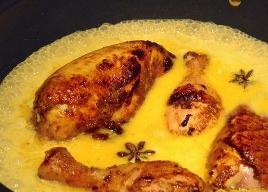 1. Этап. Као Мок Гай: Выкладываем в рис обжаренные кусочки курицы. Добавляем кокосовое молоко, воду, соль и бадьян. Доводим до кипения.