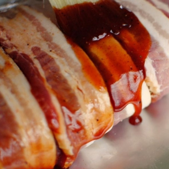 1. Этап. Классический мясной рулет: Противень перед этим лучше застелить пергаментной бумагой или фольгой. Свернутый рулет сверху еще раз слегка поливаем соусом барбекю.