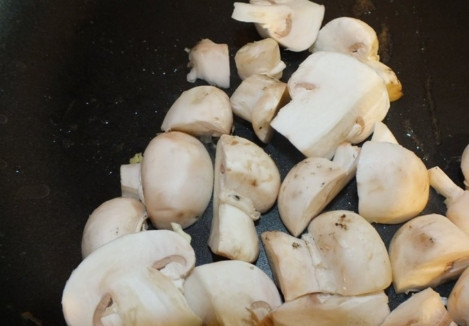 1. Этап. Шампиньоны тушеные с овощами: Грибы обжарьте на сковороде с растительным маслом в течении 2-3 минут.