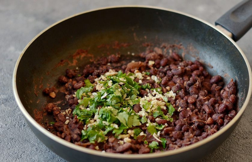 1. Этап. Киркаш: Чеснок мелко порубите ножом, затем немного раздавите. Кинзу мелко порубите. Грецкие орехи измельчите скалкой. Снимите фасоль с огня, добавьте кинзу и грецкие орехи. Посолите и приправьте перцем.