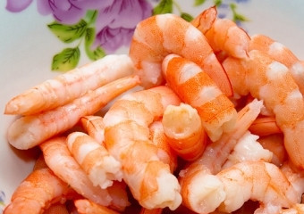 1. Этап. Салат с креветками и гранатом: Креветки у меня были уже вареные, но замороженные. Кинул в кипяток и поварил минуты 3, потом остудили почистил.