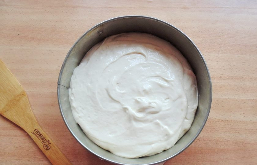 1. Этап. Торт со сливками и ананасами: Выложите тесто в форму для выпечки с пекарской бумагой.