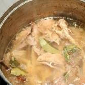 1. Этап. Куриный холодец: 2. Когда закипит вода, пену снимаем, а огонь уменьшаем. Примерно часа 4 варим, огонь маленький. Жир и пену периодически снимаем. Мясо должно отойти от кости полностью. Очищаем чеснок, морковь и лук, добавляем их в кастрюлю. Минут тридцать варим еще. Добавим перец и лавровый лист. Проварим еще минут тридцать.