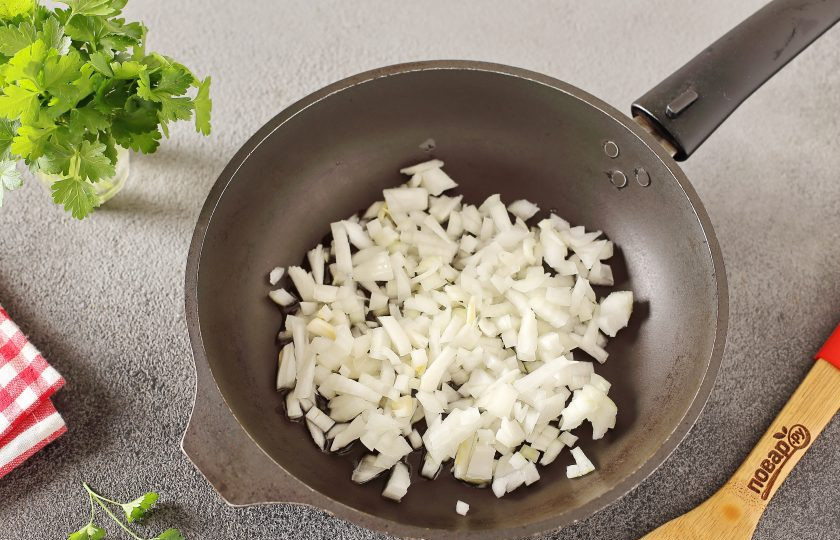 1. Этап. Салат с булгуром и баклажанами: В сковороде разогрейте масло и выложите лук, нарезанный кубиками.