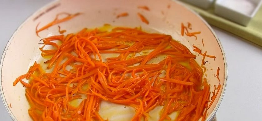 1. Этап. Салат из кабачков по-корейски: 2. Добавьте уксус, приправу и перемешайте. Морковь также натрите тонкой соломкой. Разогрейте на среднем огне растительное масло. Обжарьте морковь в течение 2-3 минут на среднем огне.