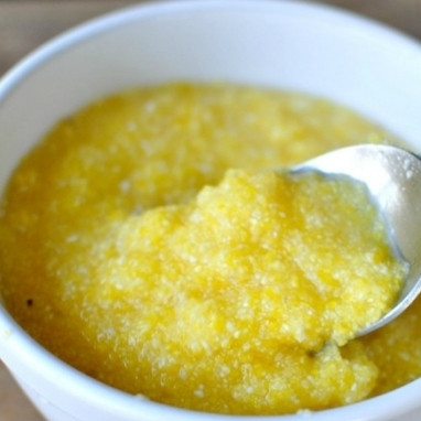 1. Этап. Вафли с беконом: Кукурузную муку заливаем стаканом кипятка, перемешиваем.