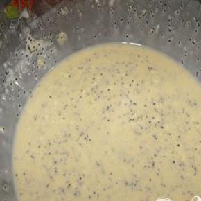 1. Этап. Блины маковые с земляничной начинкой: 2. Подогреть немного молоко и добавляем в тесто. После надо тесто размешать до однородго состояния. Получится жидкообразное тесто, легко стекающее с ложки. Накрыть тесто салфеткой и дать постоять на столе минут 20.