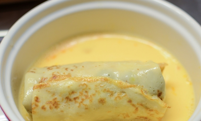 1. Этап. Блинчики с овощной начинкой: Взбейте одно яйцо с молоком (1 столовая ложка молока). И обмакните в полученной массе блинчик.