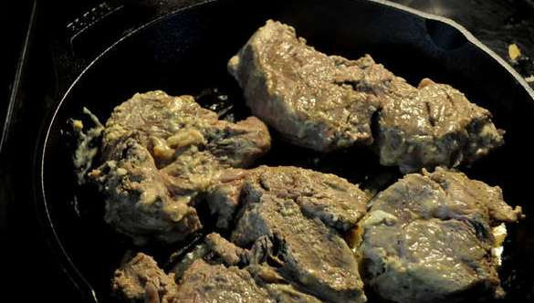 1. Этап. Говядина в горчичном соусе: Затем наливаем в гриль-сковородку оливковое масло и ставим ее на огонь. Обжариваем говядину с каждой стороны по 4-5 минут (если любите мясо с кровью) или дольше.