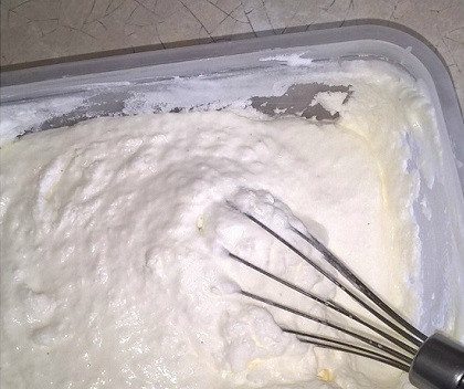 1. Этап. Натуральное мороженое: И так делаем каждые 30 минут, пока масса не станет настолько замерзшей, что уже невозможно будет ее взбивать.