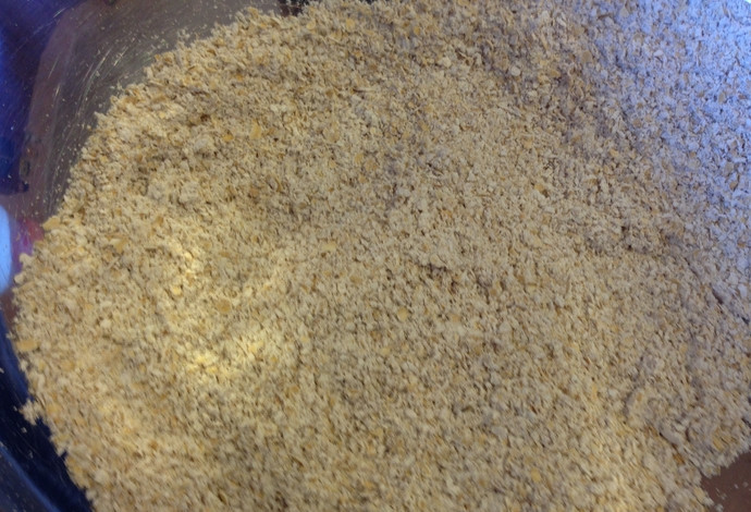 1. Этап. Овсяные оладьи на ряженке: Для начала нужно перемолоть любым удобным способом овсяные хлопья. Добавьте к ним разрыхлитель, перемешайте.