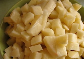 1. Этап. Диетический суп: Картофель чистим и нарезаем на кубики такого же размера.