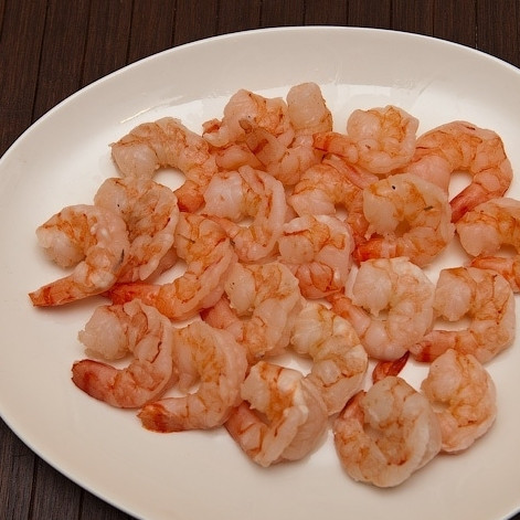 1. Этап. Тыквенный суп с креветками: Добавляем к чесноку очищенные от панцирей креветки, жарим на среднем огне до готовности креветок.