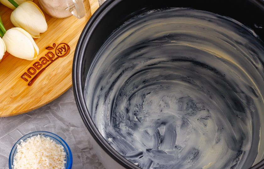 1. Этап. Кокосовый бисквит в мультиварке: Смажьте форму сливочным маслом, заходя и на бортики.