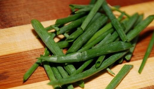 1. Этап. Баклажаны в кисло-сладком соусе: Длинненько нарежем зеленый лук, перец, нарвем салат