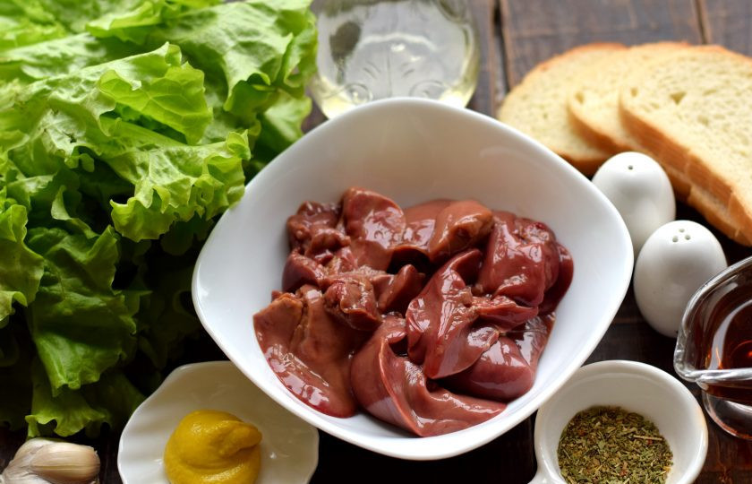 1. Этап. Салат с печенью и сухариками: Подготовьте все необходимые ингредиенты для приготовления салата.