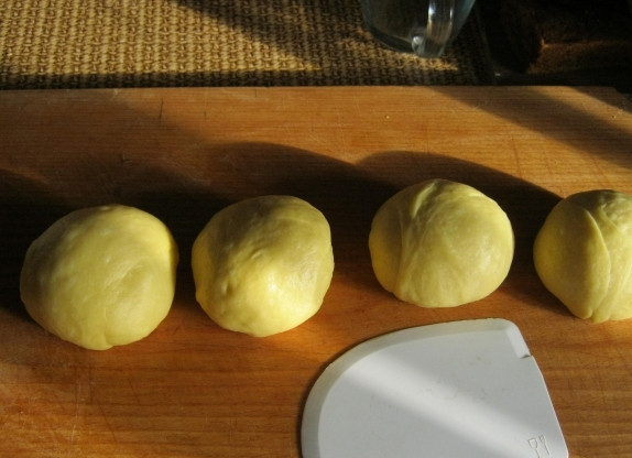 1. Этап. Испанские булочки Улитки: Как тесто поднилось, разделите его на 4 шарика. И каждый тонко раскатайте в прямоугольник.