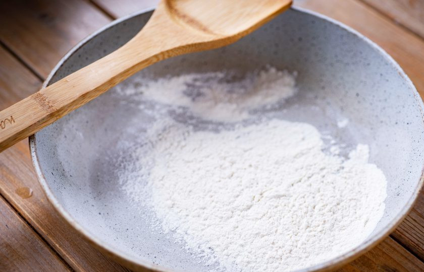 1. Этап. Жульен в аэрогриле: В отдельной сковороде обжарьте муку на сухой сковороде до появления кремового оттенка.