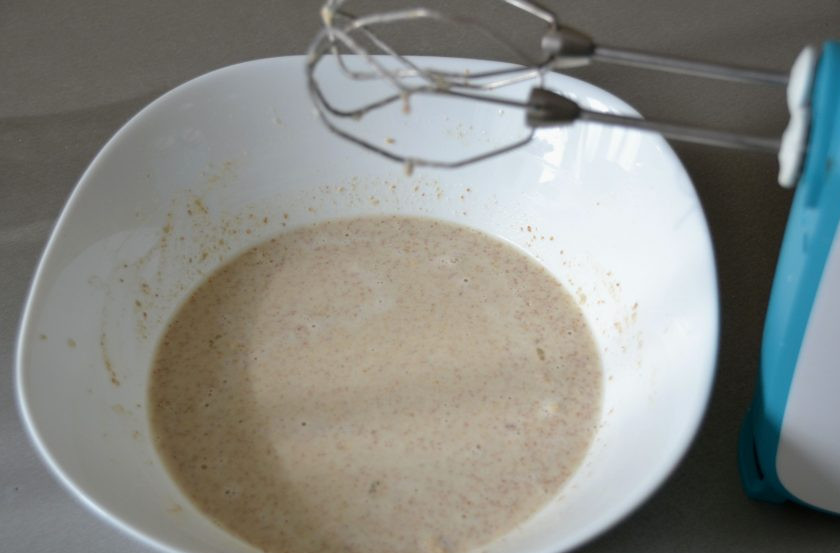 1. Этап. Полезные блины: Взбейте миксером тесто.