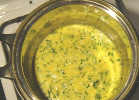 1. Этап. Рулет из сыра: 6. Огонь должен быть небольшой, а массу тщательно перемешивайте. Как только сыр растопится - снимайте кастрюлю с огня.