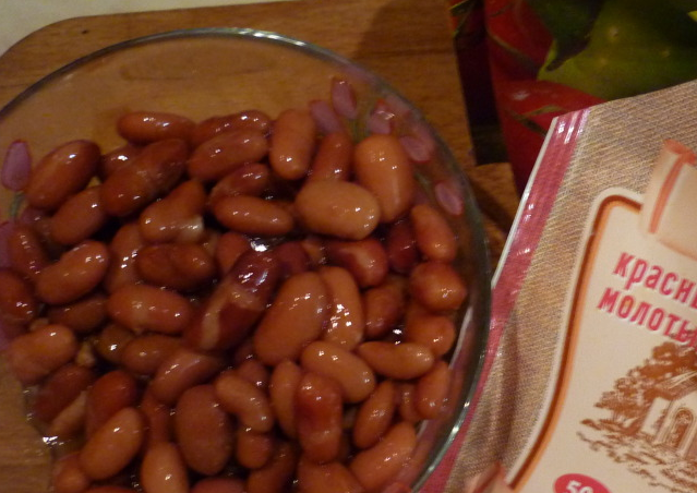 1. Этап. Салат Зураб: С консервированной фасоли обязательно слейте жидкость.