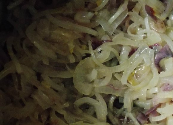 1. Этап. Сациви в мультиварке: После того , как курица сварится, вынуть ее из чаши и оставить остывать. Бульон слить в отдельную посуду. Лук очистить и нарезать полукольцами. Обжарить в мультиварке на режиме 