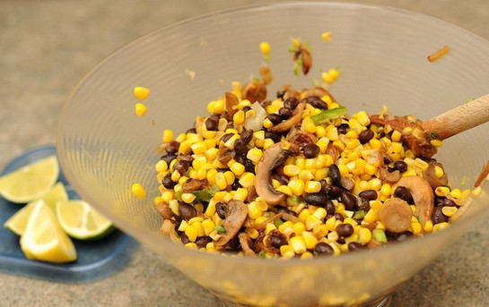 1. Этап. Салат с жареными грибами и кукурузой: 5. Вот и все, осталось только соединить все ингредиенты, добавить чуточку сока лимона для пикантности и при необходимости сбрызнуть маслом. По желанию добавьте немного зелени. Приятного аппетита!